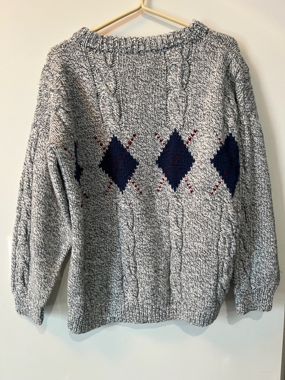 Cable knit sweater with diamond pattern